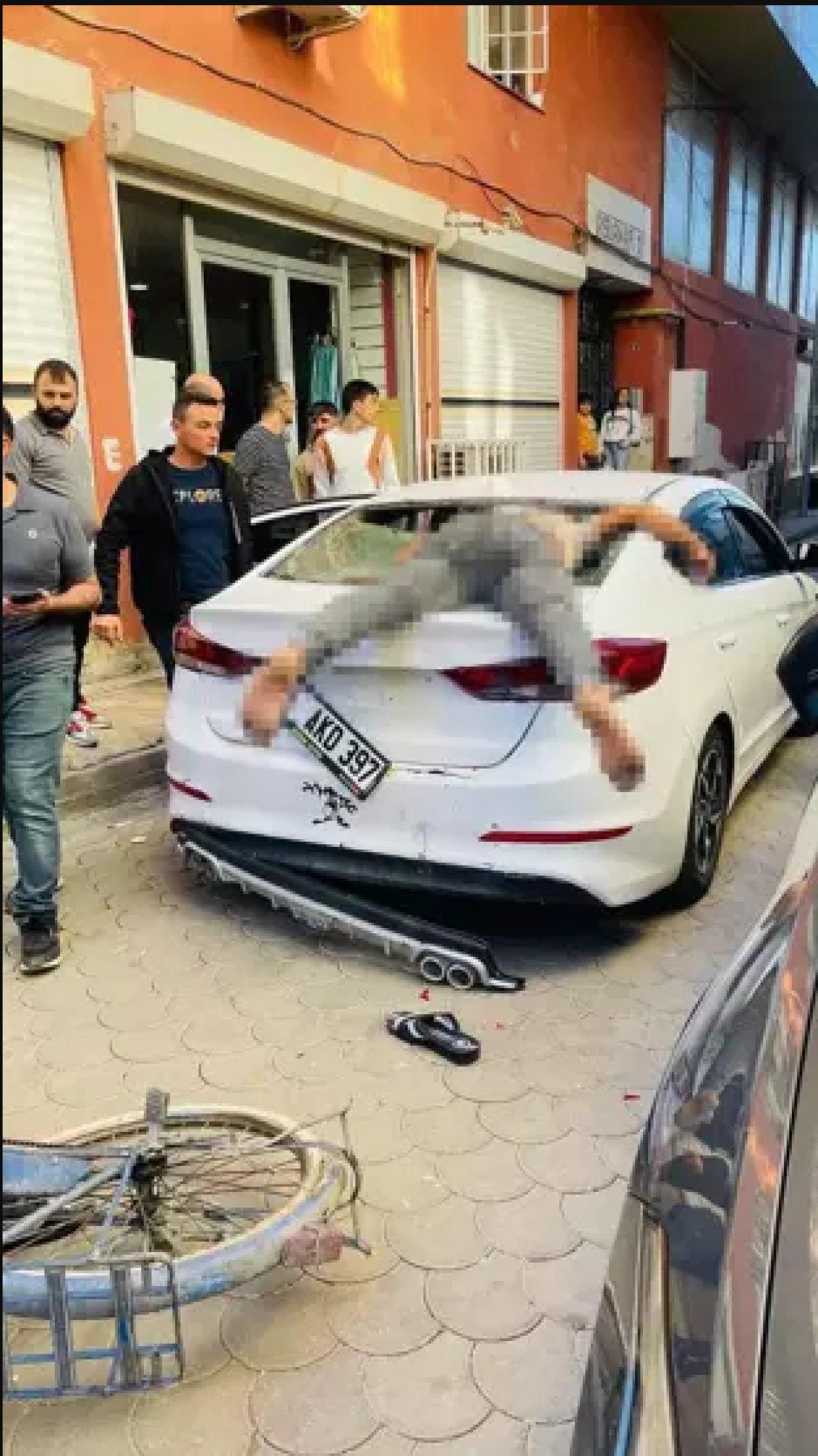 Şok görüntü! Arka camdan içeri girdi