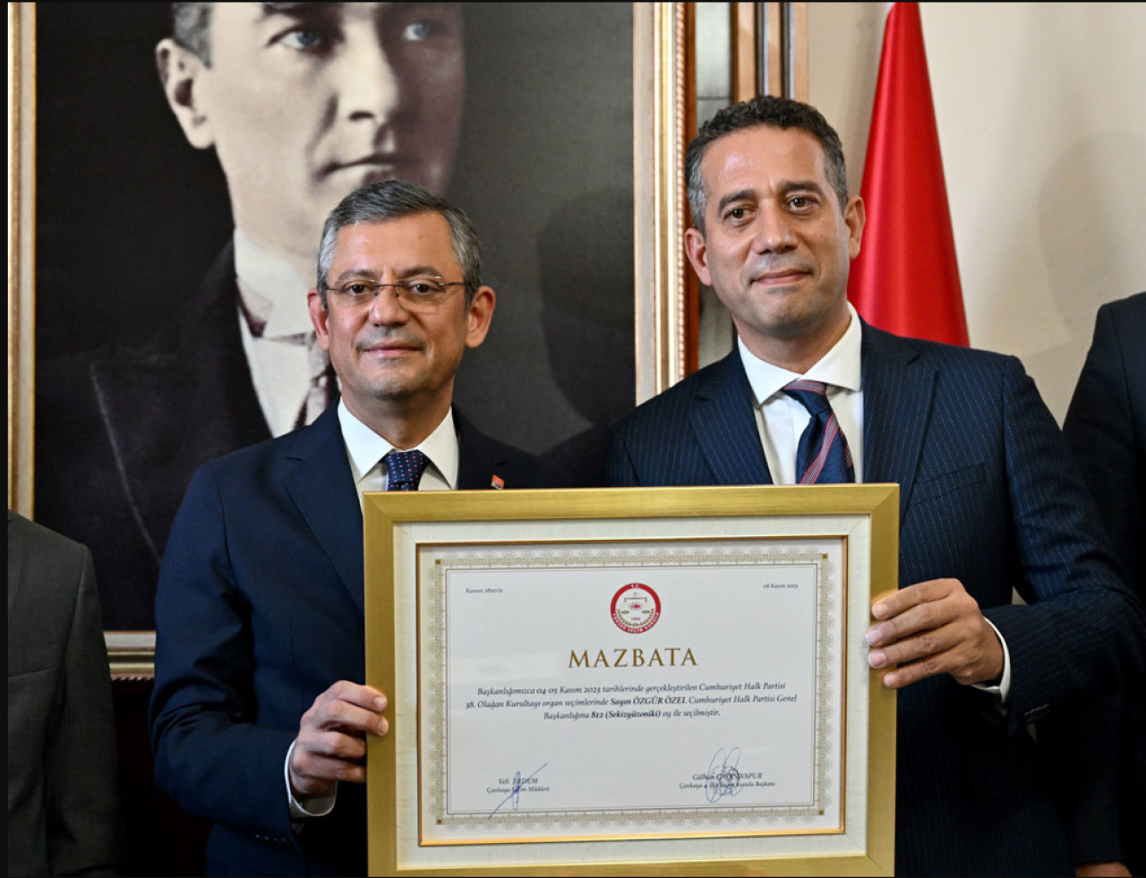 CHP Genel Başkanı Özgür Özel mazbatasını aldı