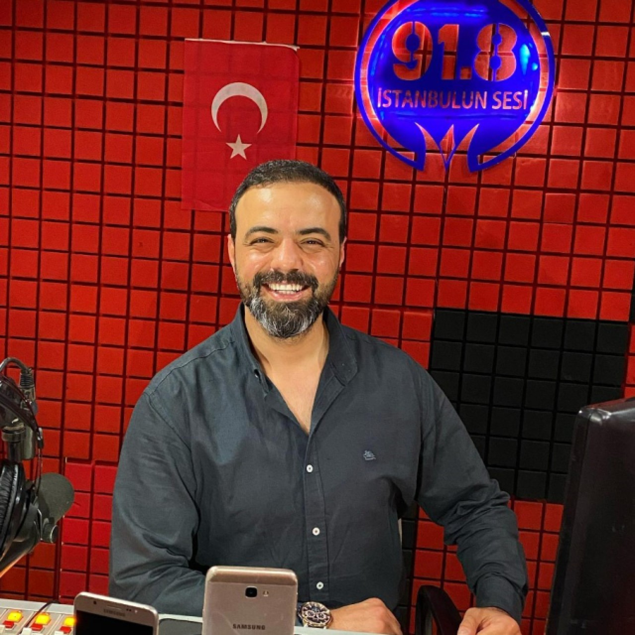 Gözü dönen ünlü radyocu herkesin içinde nişanlısının eski kocasını vurdu