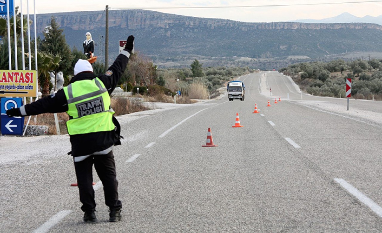 İl girişinde durduruldu: Arabanın içinden çıkanlar polisi bile şoke etti!
