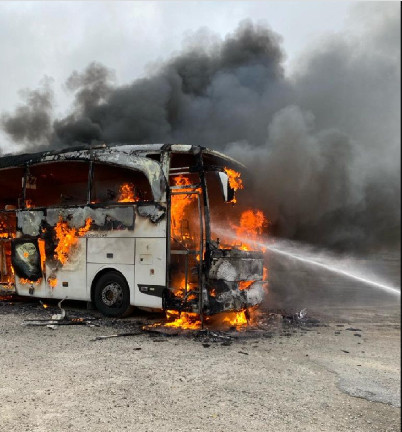 40 Yolcu taşıyordu! Otobüs alevlere teslim oldu