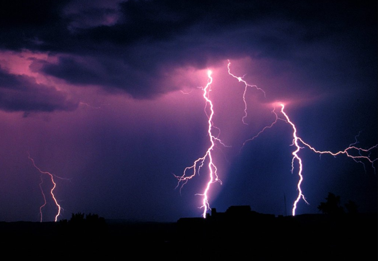 Odun toplarken yıldırım düştü: 2 ölü,  9 yaralı