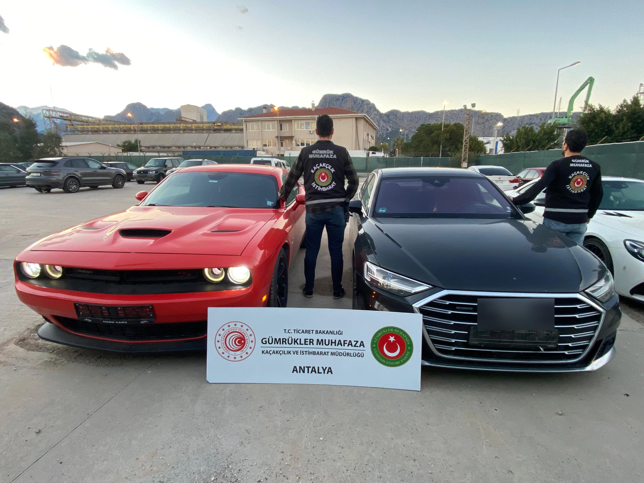 Aralarında Galatasaraylı eski futbolcu ve emniyet müdürleri de var. Kaçak lüks otomobil dolandırıcılığı