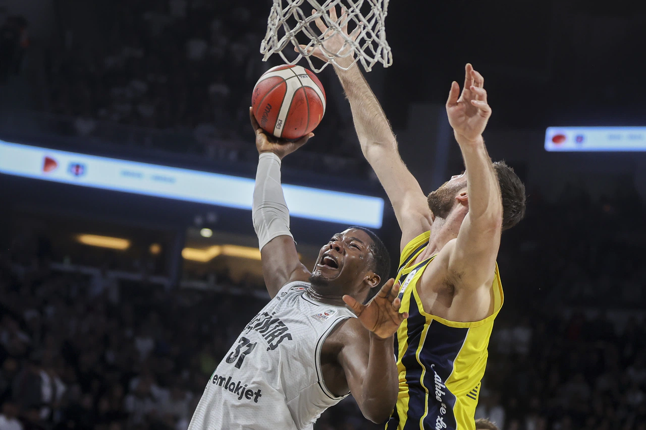 Beşiktaş Fenerbahçe'yi devirdi