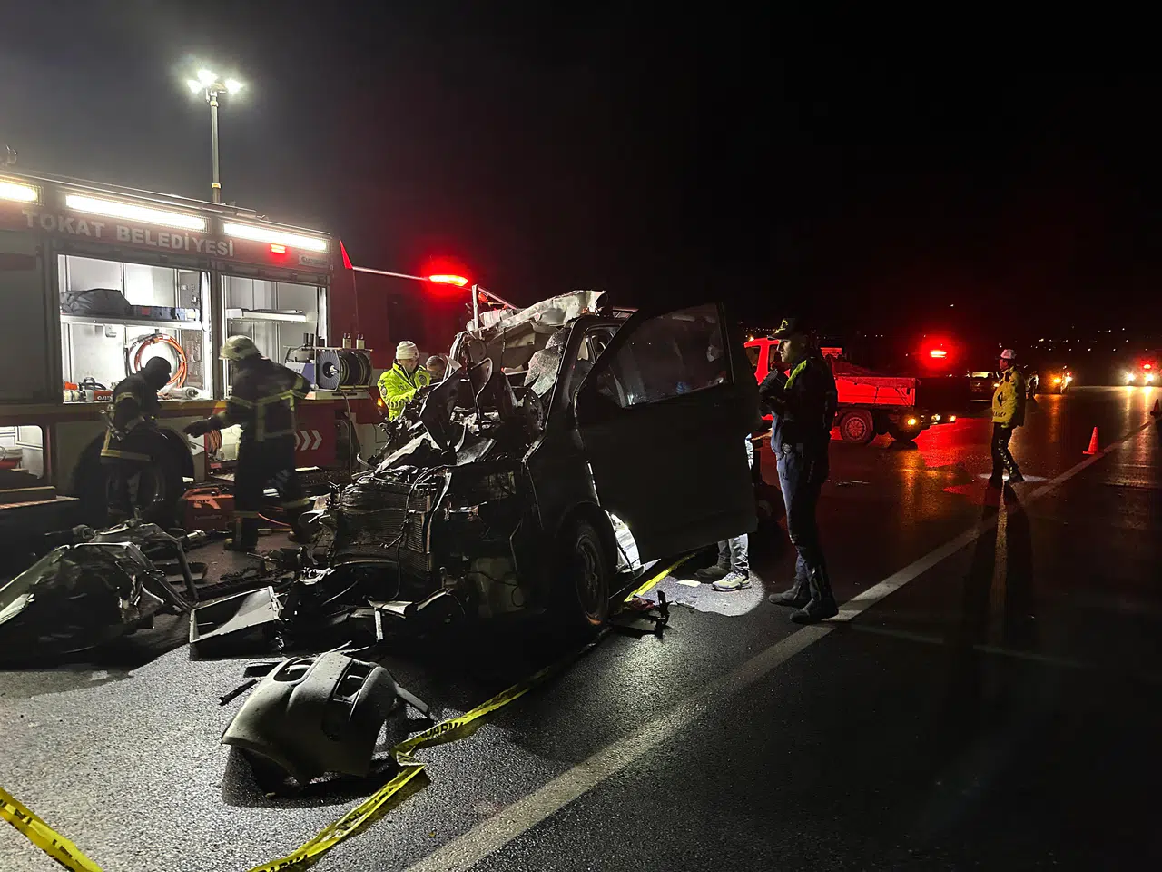 Tokat'ta kamyona arkadan çarpan minibüsteki 5 kişi öldü