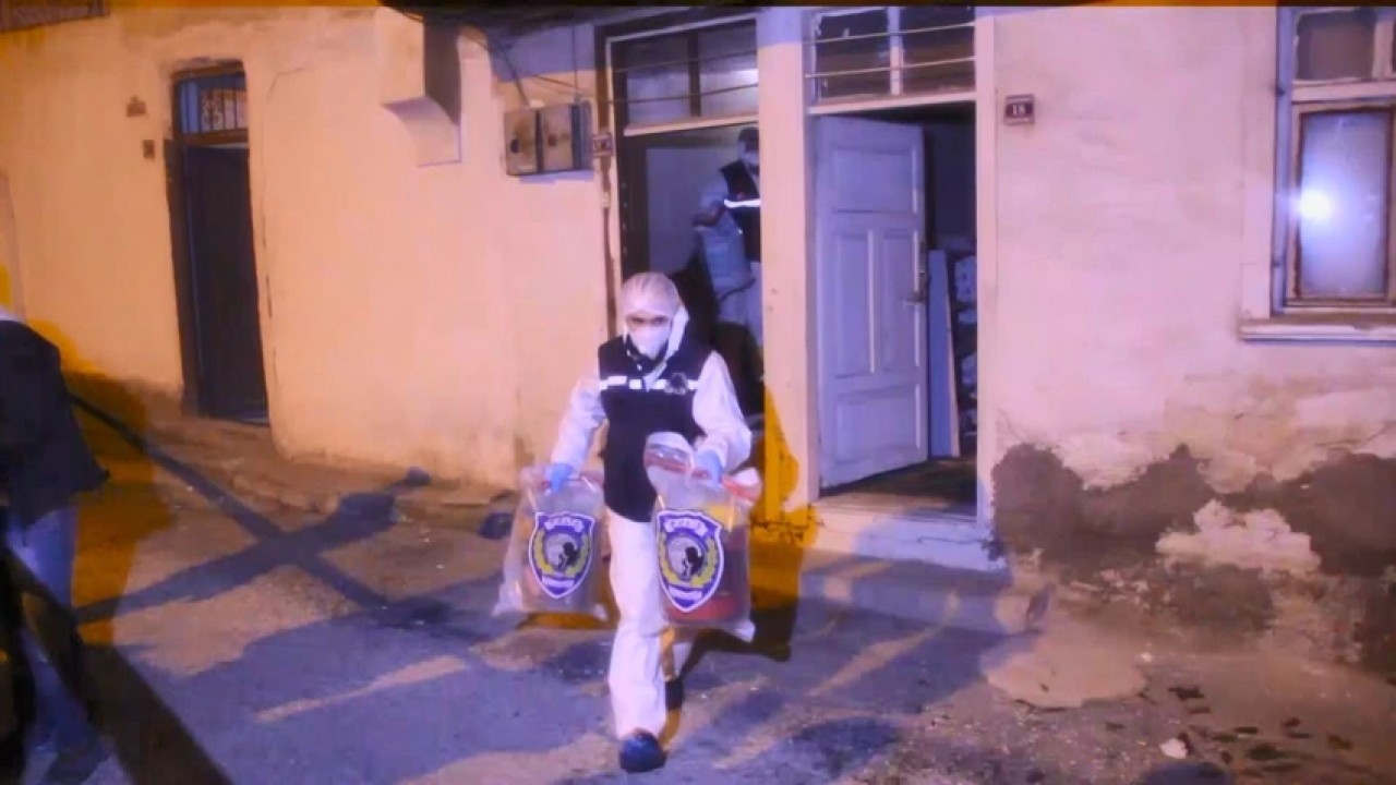 Babasını öldürüp sobada yaktı: Talihsiz adamdan kalanlar poşetlerle çıkarıldı...