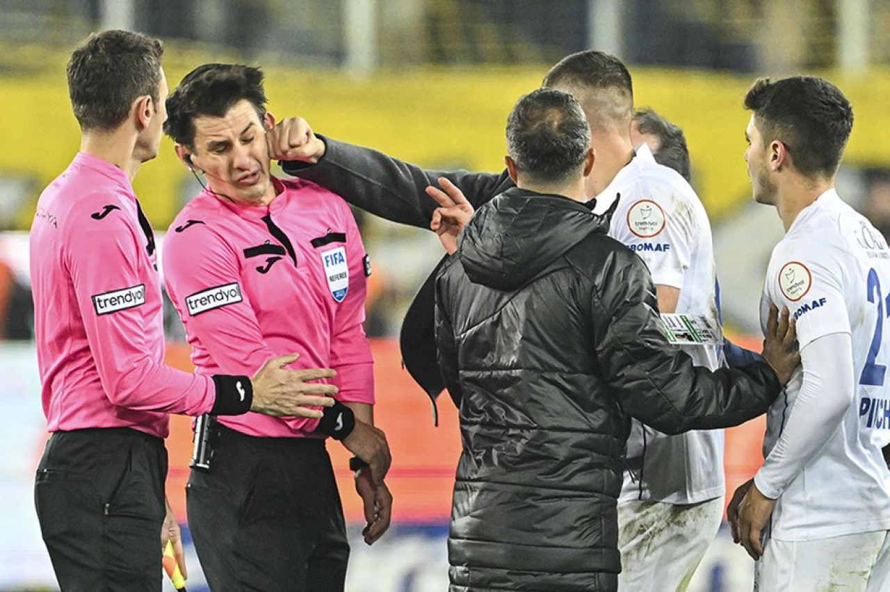 Ankaragücü Başkanı Faruk Koca'dan hakem Halil Umut Meler'e yumruklu saldırı