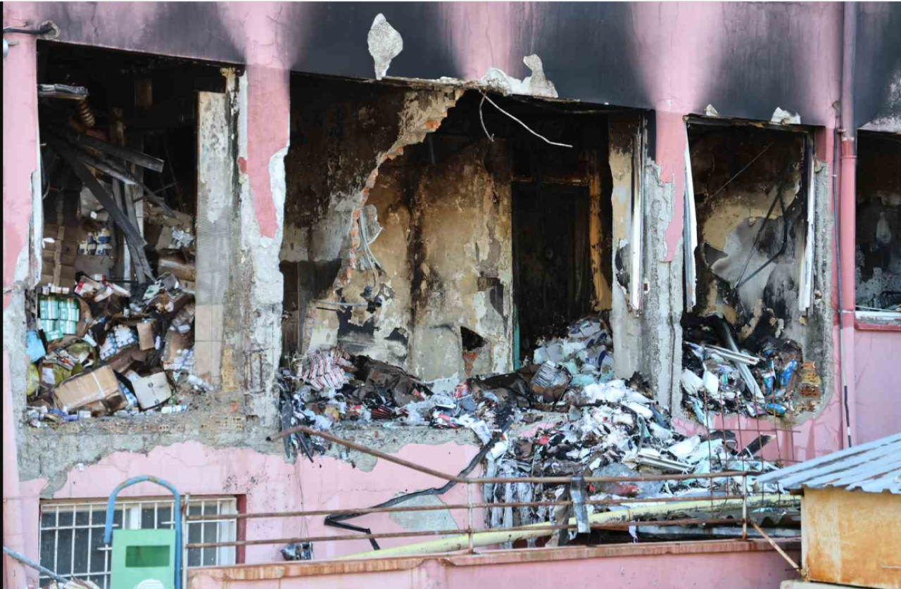 Eski devlet hastanesi yangınında 20 saat geride kaldı! Ekipler çalışmaya devam ediyor