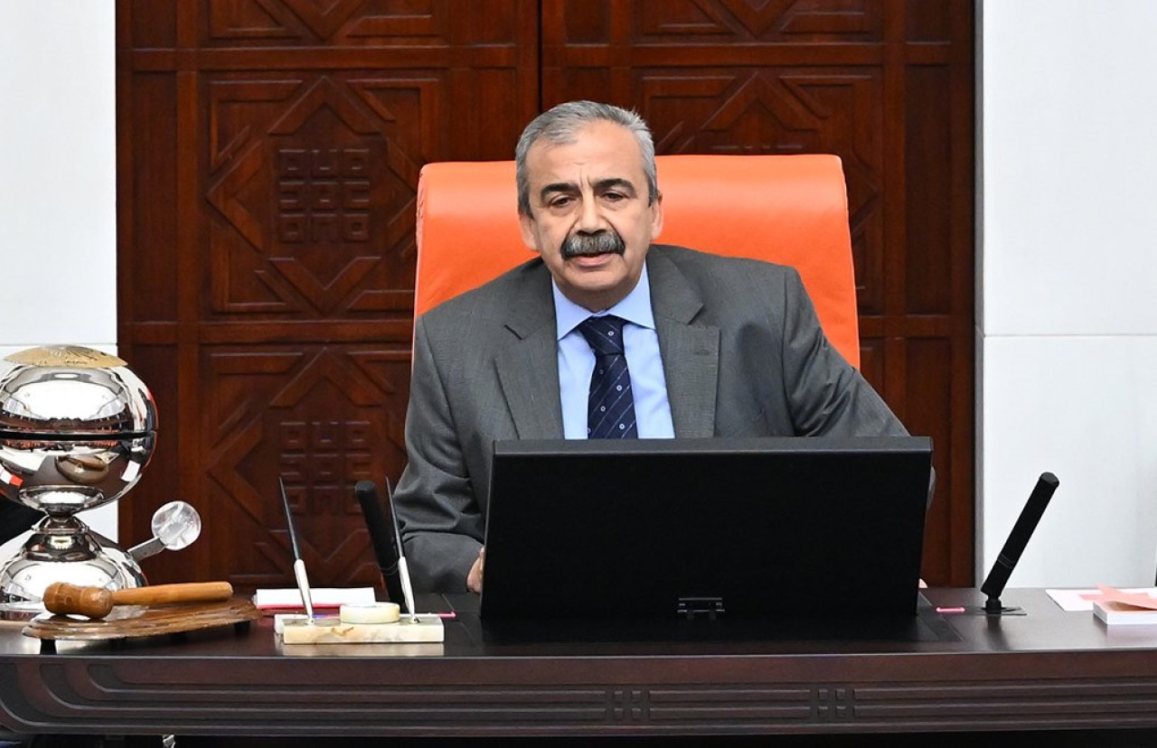 Sırrı Süreyya Önder'den kötü haber. Sırrı Süreyya Önder kimdir?