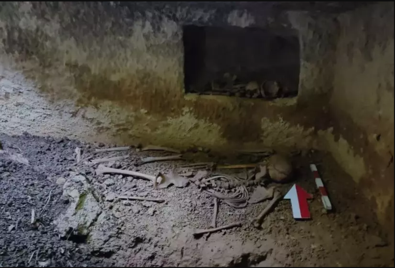 Evin bahçesi çöktü: Roma dönemine ait tek oda mezar çıktı!