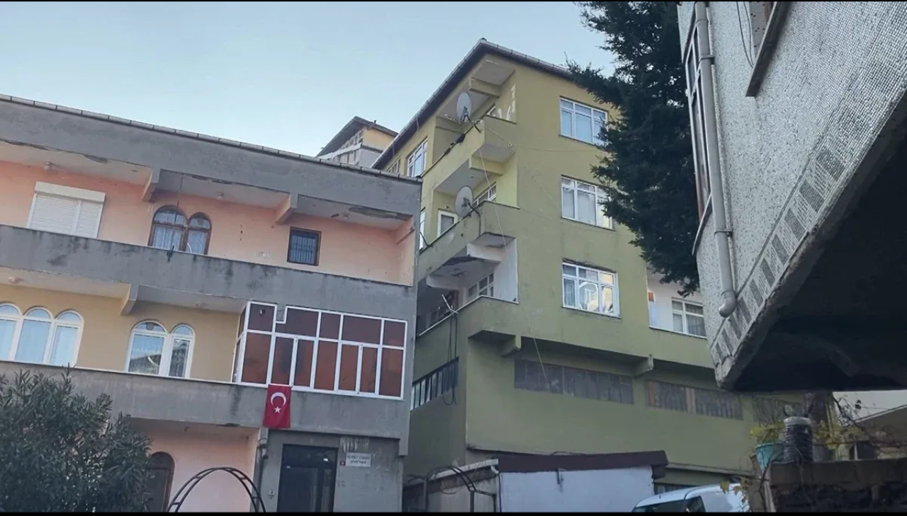 Evde doğum yaptı,  bebeğini bina boşluğuna attı!