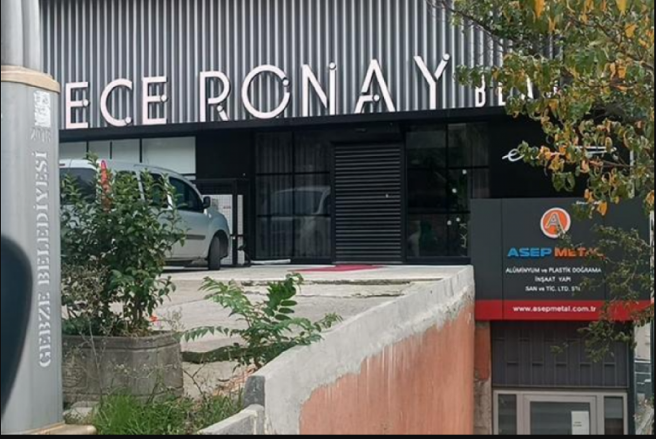 Ece Ronay’ın ikinci iş yeri de kurşunlandı!