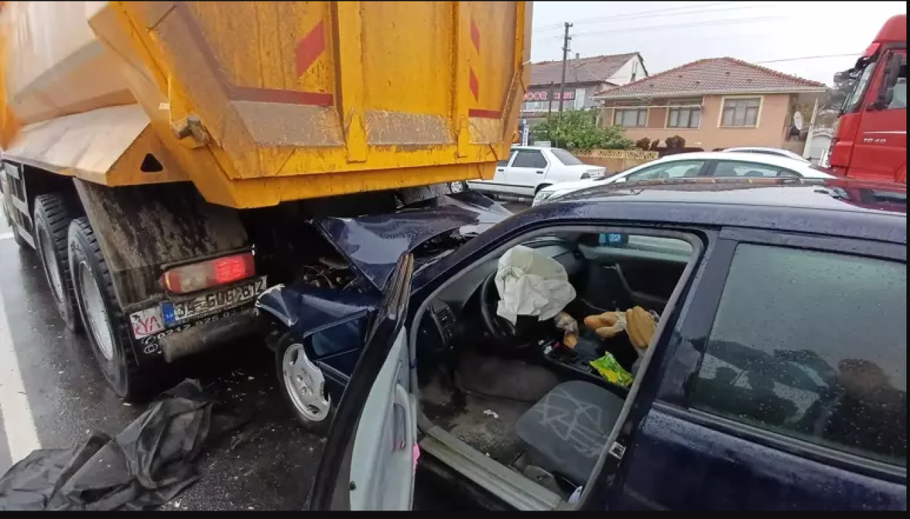 Feci Kaza! Kamyona adeta saplandı