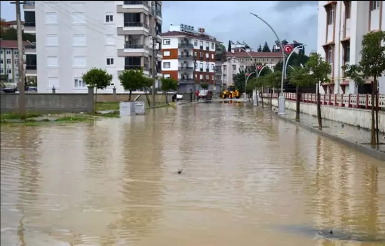 Antalya'da sokaklar doldu taştı!