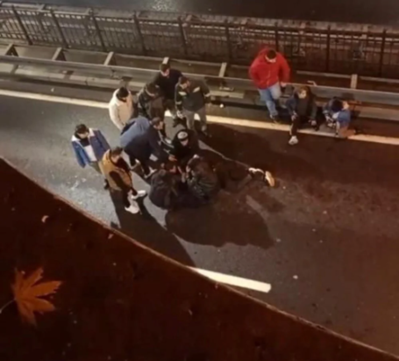 Taksim’de dehşet olay: Metrelerce yüksekten yola atladı!