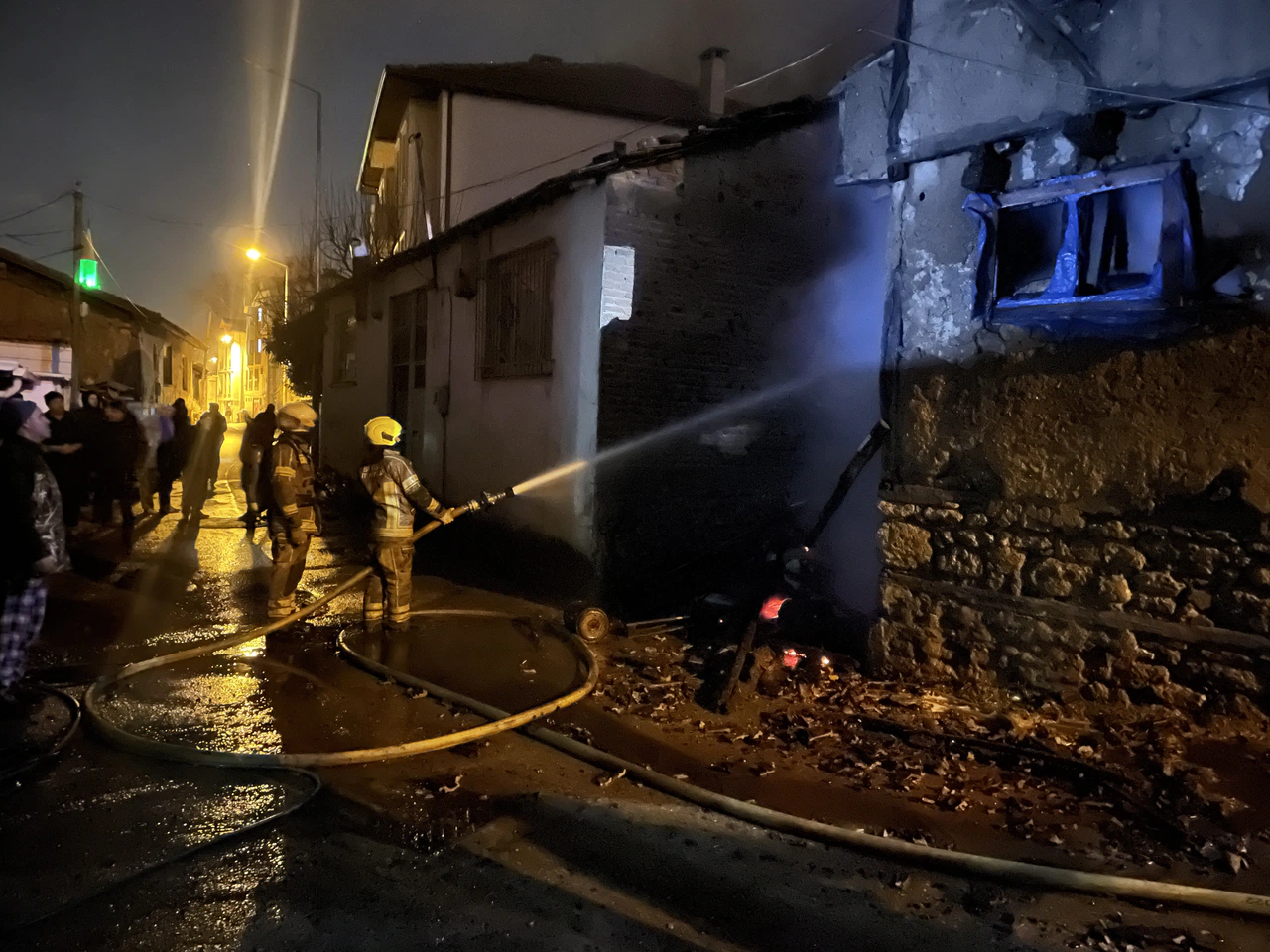 Bursa'da ahır yandı. İçinde 10 büyükbaş hayvan vardı