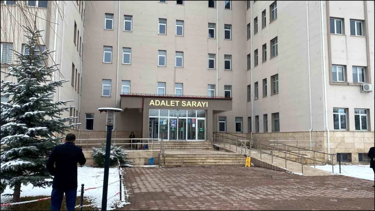 Camide Kuran-ı Kerim’i önce öptü sonra ayağıyla bastı!