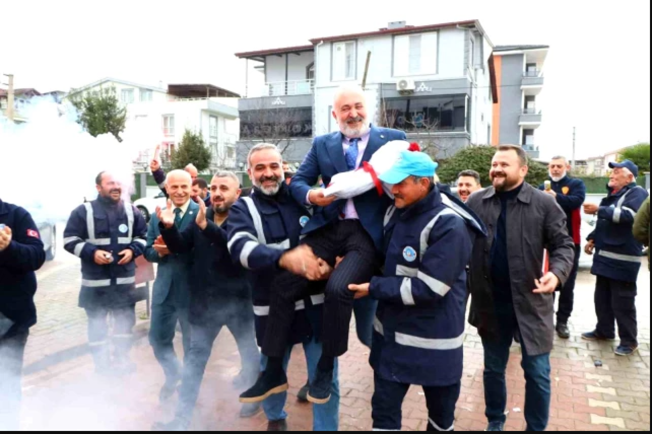 Maaşlarına yüzde 60 zam yapılan işçiler,  belediye başkanını omzunda taşıdı!