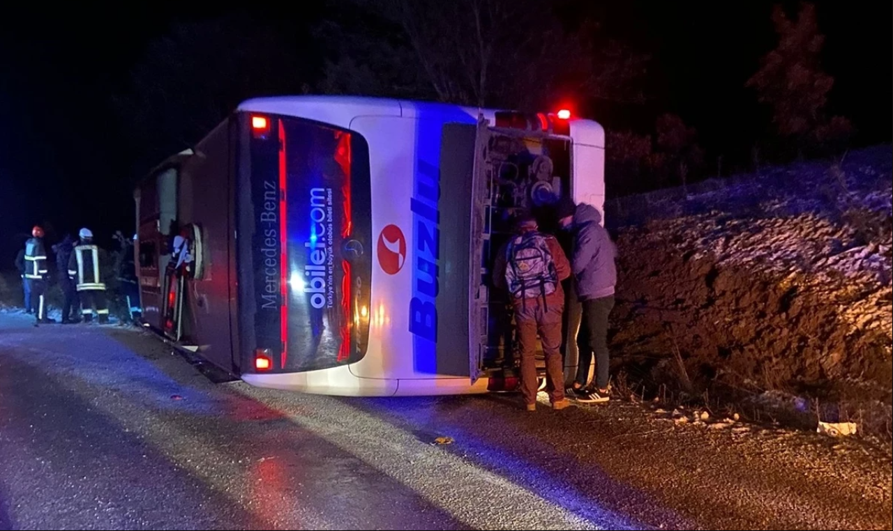 Kütahya'da yolcu otobüsü devrildi: 18 yaralı