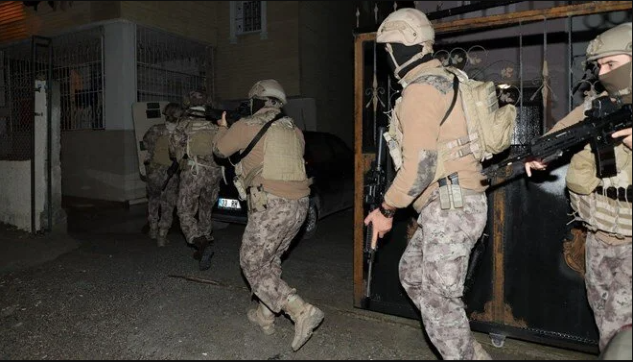 Mersin'de cep telefonu kaçakçılığına operasyon!