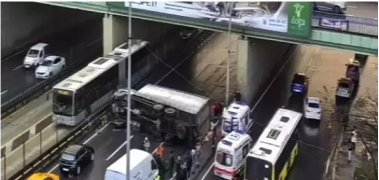 E-5'te kamyon devrildi: Trafik durdu!