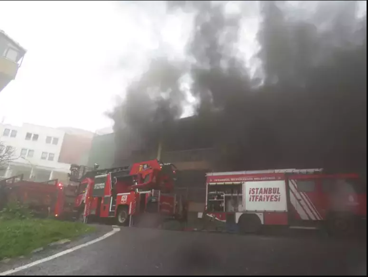 Üsküdar'da 4 katlı otoparkta yangın!