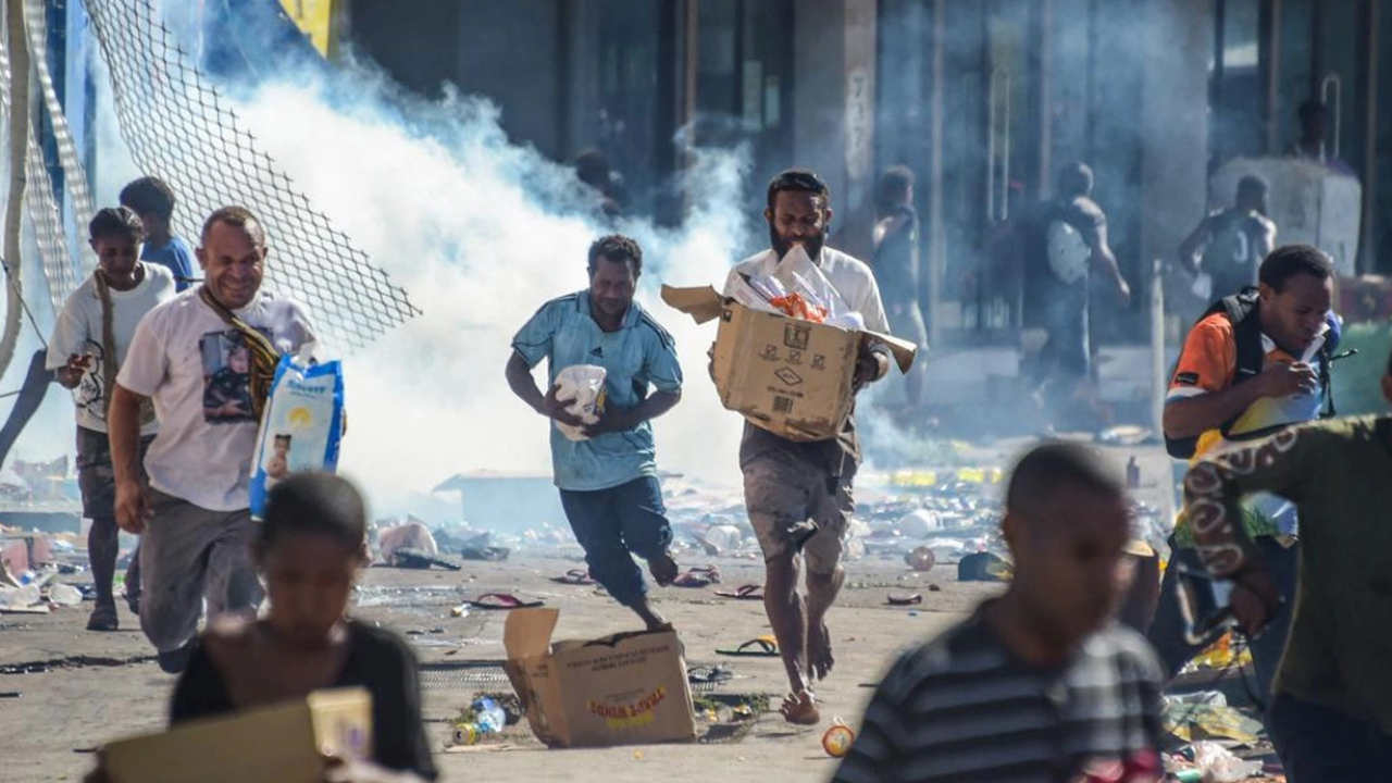 Papua Yeni Gine'de polisler greve gitti: Sokaklar karıştı