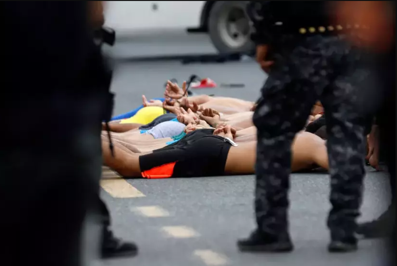 Ekvador'da sular durulmuyor: Hastaneyi ele geçirmek isteyen çeteye yarı çıplak gözaltı!