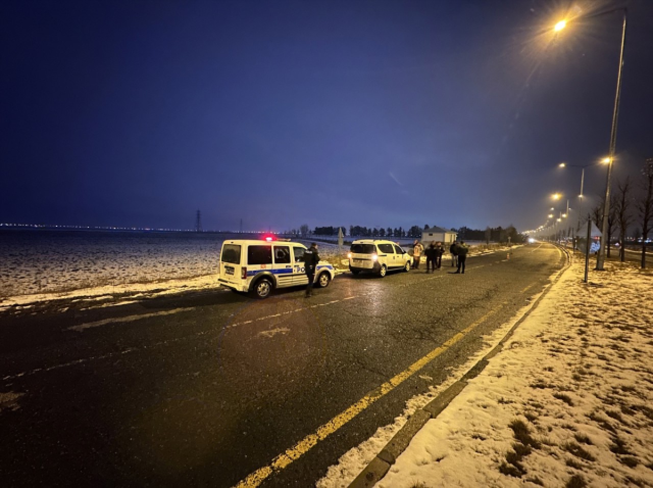 Cep telefonuna gelen mesajı gören kadın,  hareket halindeki araçtan atladı!