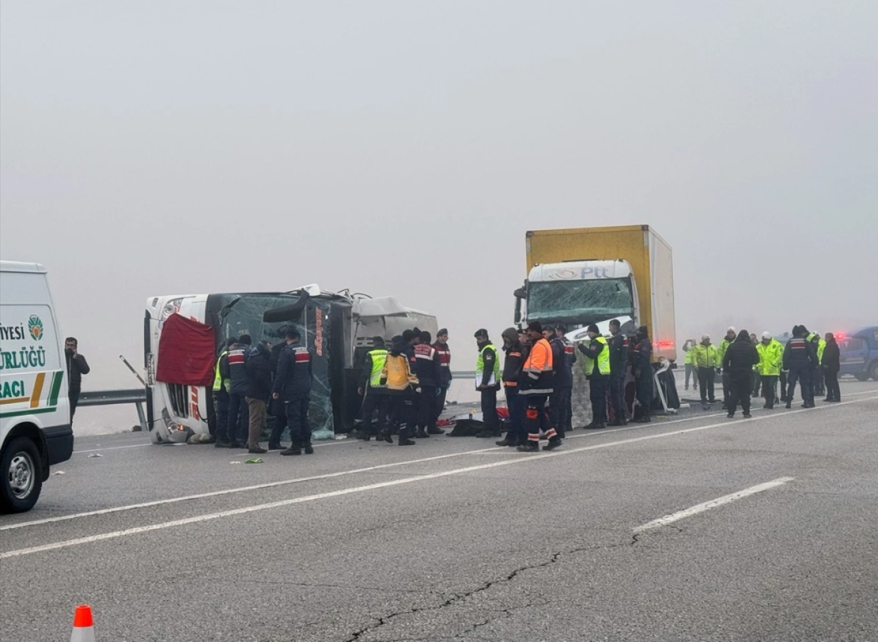 Malatya'da devrilen yolcu otobüsüne tır çarptı: 4 ölü,  1'i ağır 36 kişi yaralandı