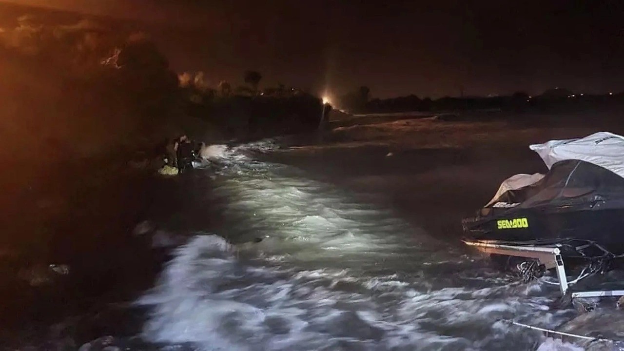 İzmir'de tekne battı. Oğuz İrgit,  İsmet Akdağ ve Orhan Pancar öldü,  Medine Karaduman ve Gökhan Çakır kayıp