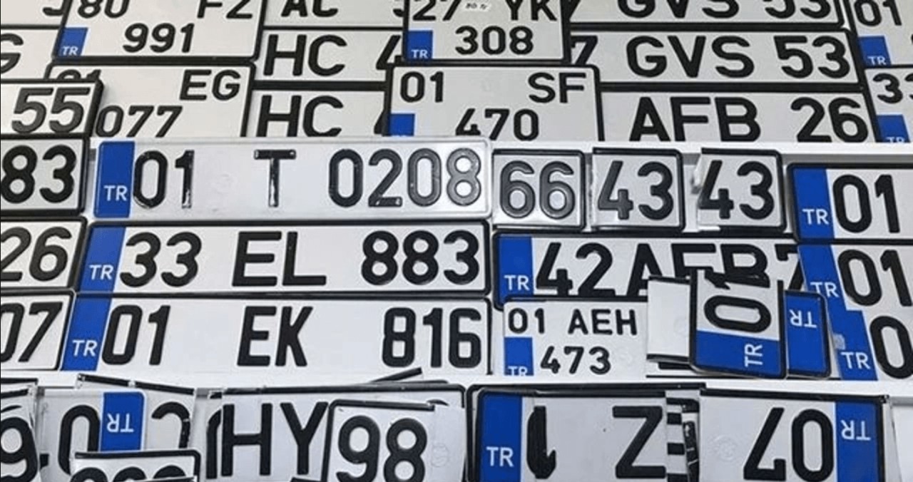 Trafikte yeni dönem! Araç plakalarında artık bu zorunluluk olacak