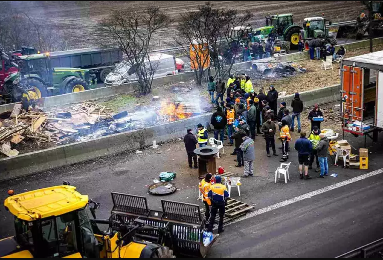 Avrupa'da çiftçiler Belçika-Hollanda sınırını traktörleriyle kapattı!