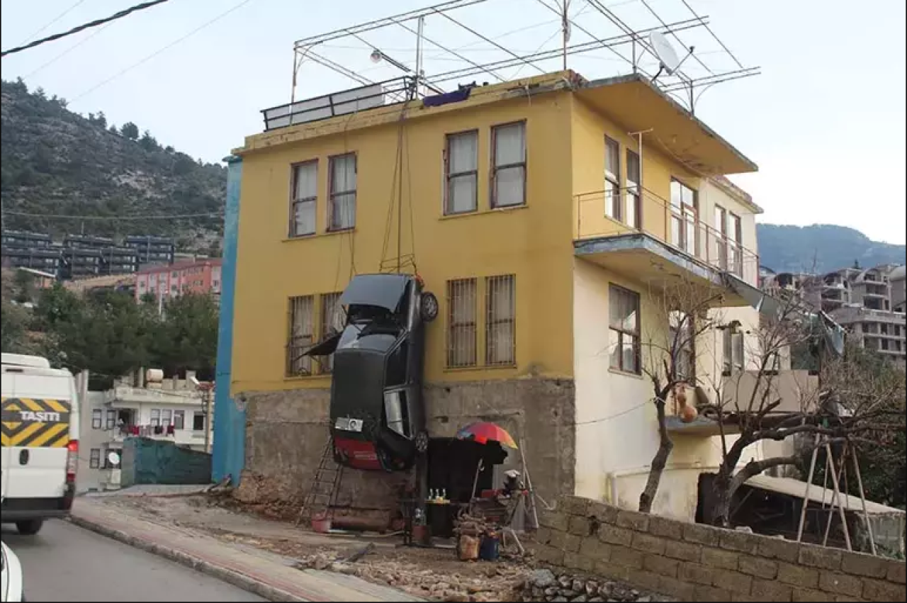 Antalya'da görenleri hayrete düşüren olay: Arabasını evine astı!