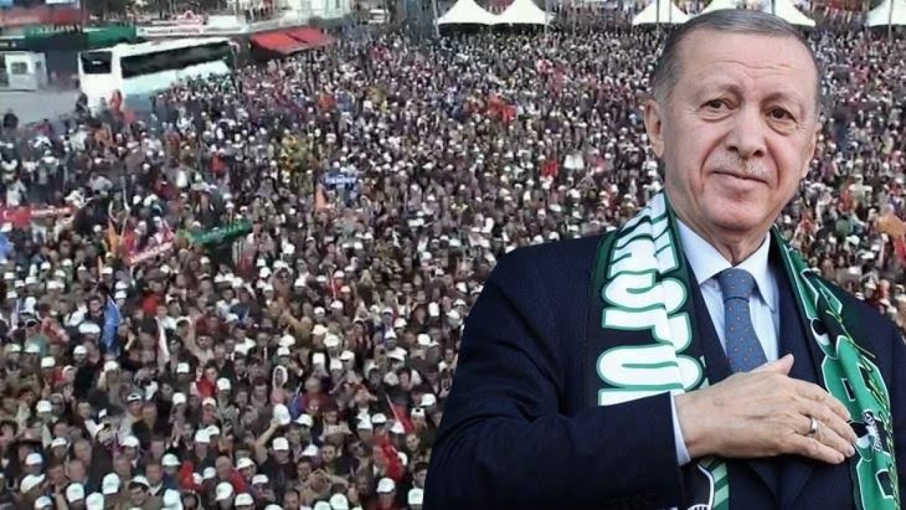 Cumhurbaşkanı Erdoğan'ın mitinginde dikkat çeken pankart: Apar topar kaldırıldı!