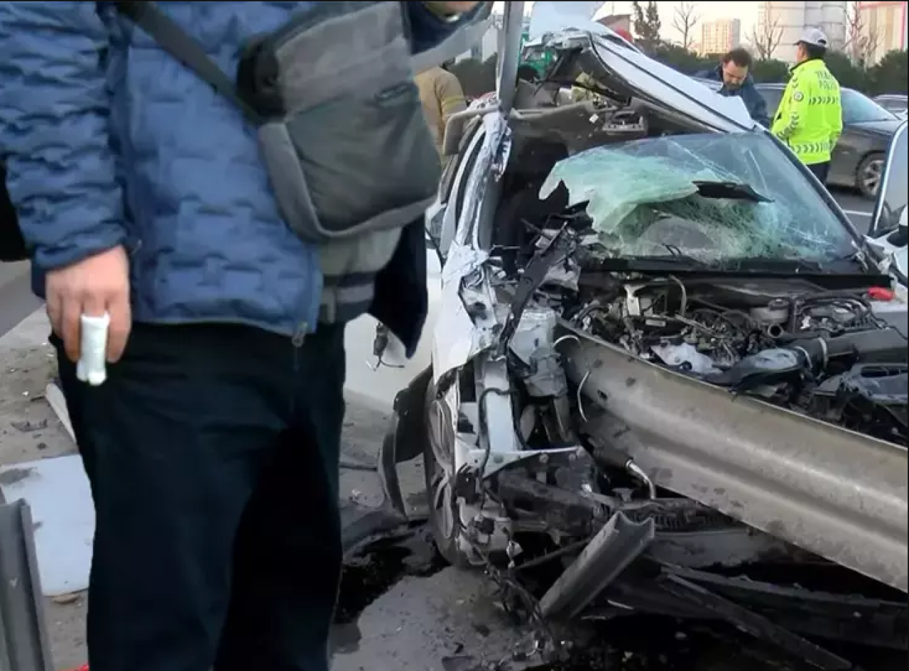 Akılalmaz kaza: Otomobil hurdaya döndü, parmağından hafif şekilde yaralandı!