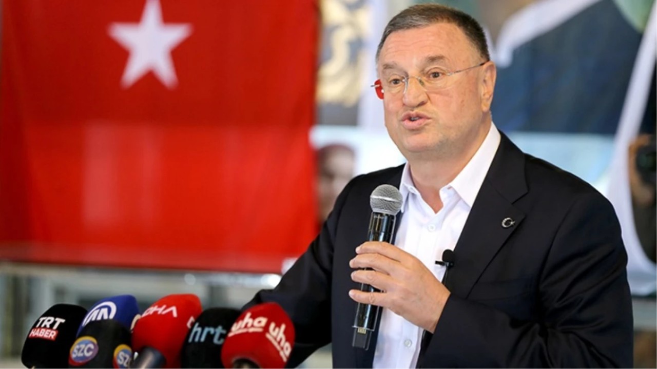 Lütfü Savaş'tan Hatay'daki mitinginde tepki çeken hareket: Haluk Levent ve Gökhan Zan'ı yuhalattı!