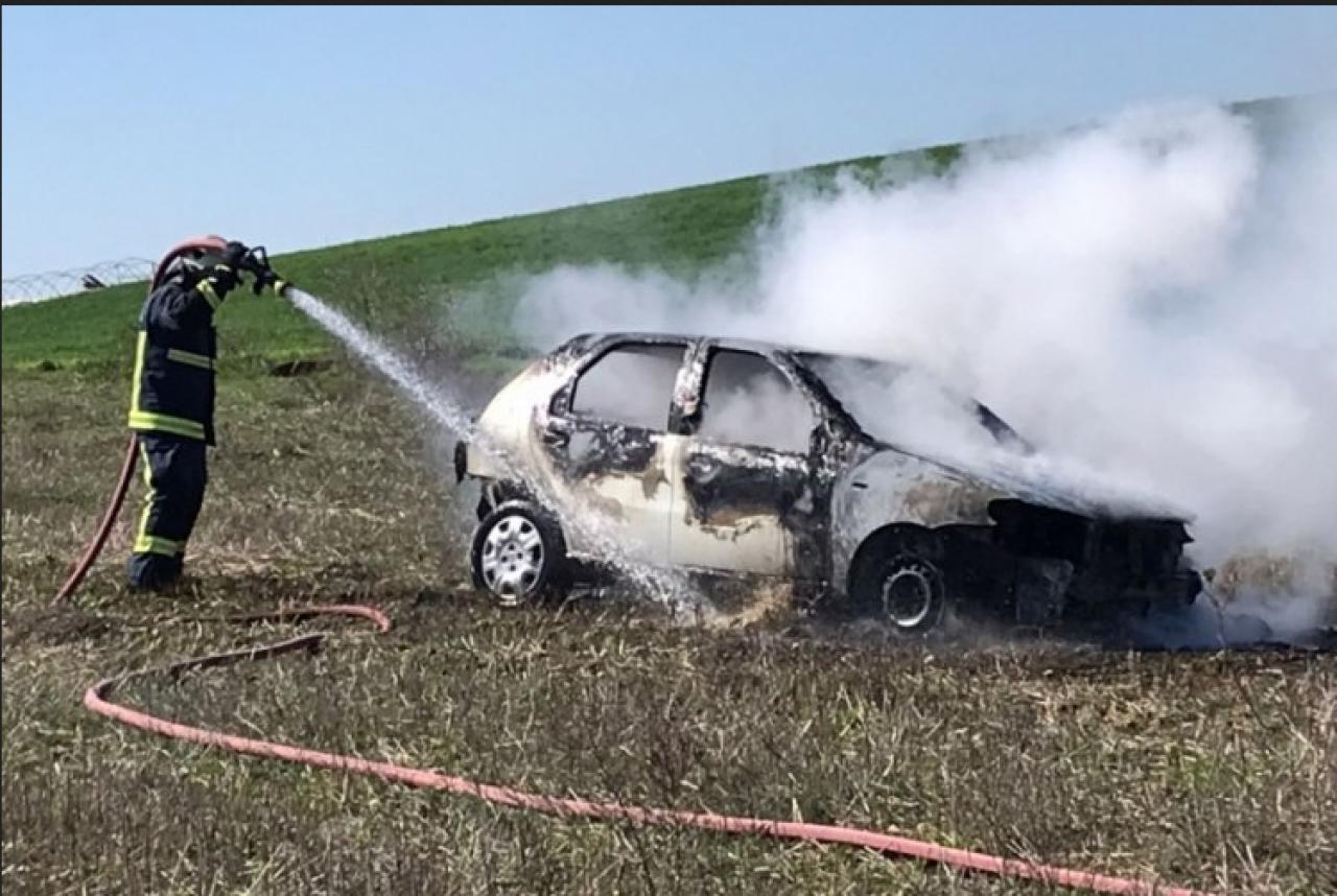 Eşinin otomobilini ateşe verdi!
