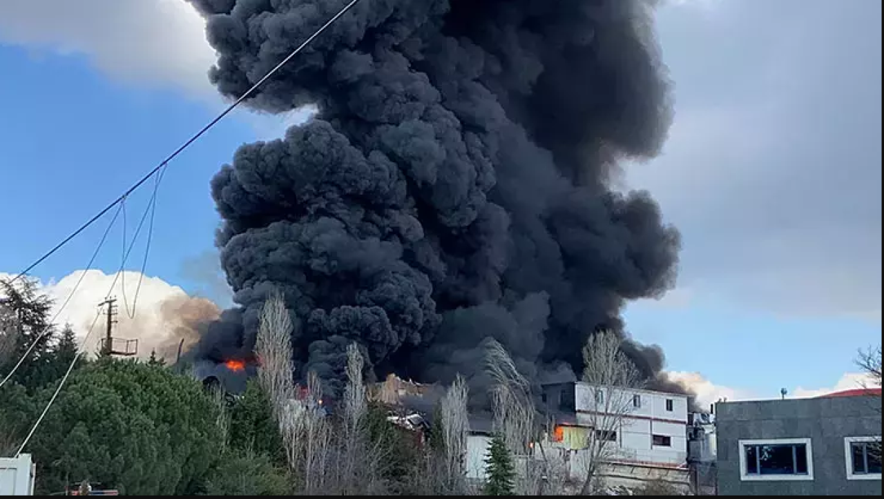 Gebze'de fabrika alevlere teslim oldu!