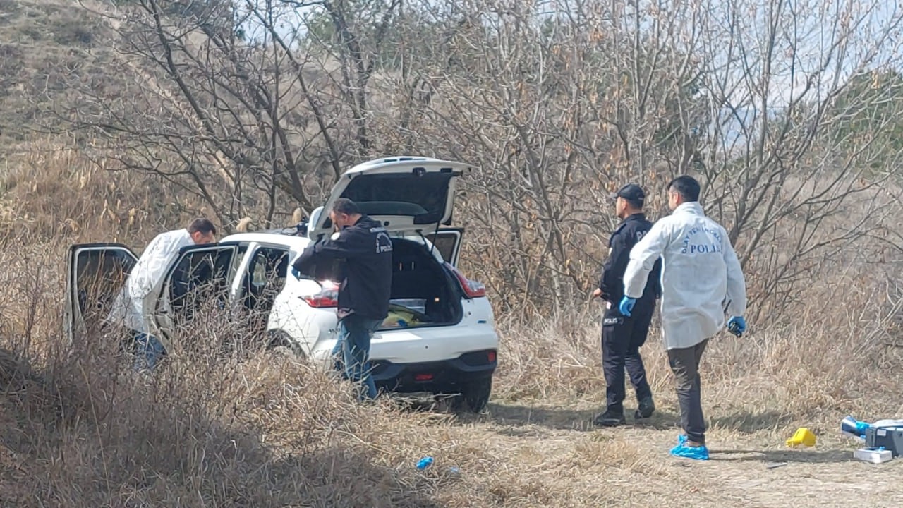 Çorum'da Emre Kolçak tartışıp arabadan atlayan eşi Merve Kolçak'ı vurdu. Sonra da intihar etti