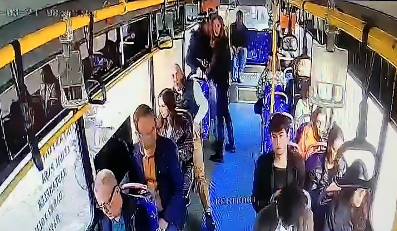 Adana'da üniversiteli genç kızı taciz eden Suriyeli adamı dövüp polise teslim ettiler