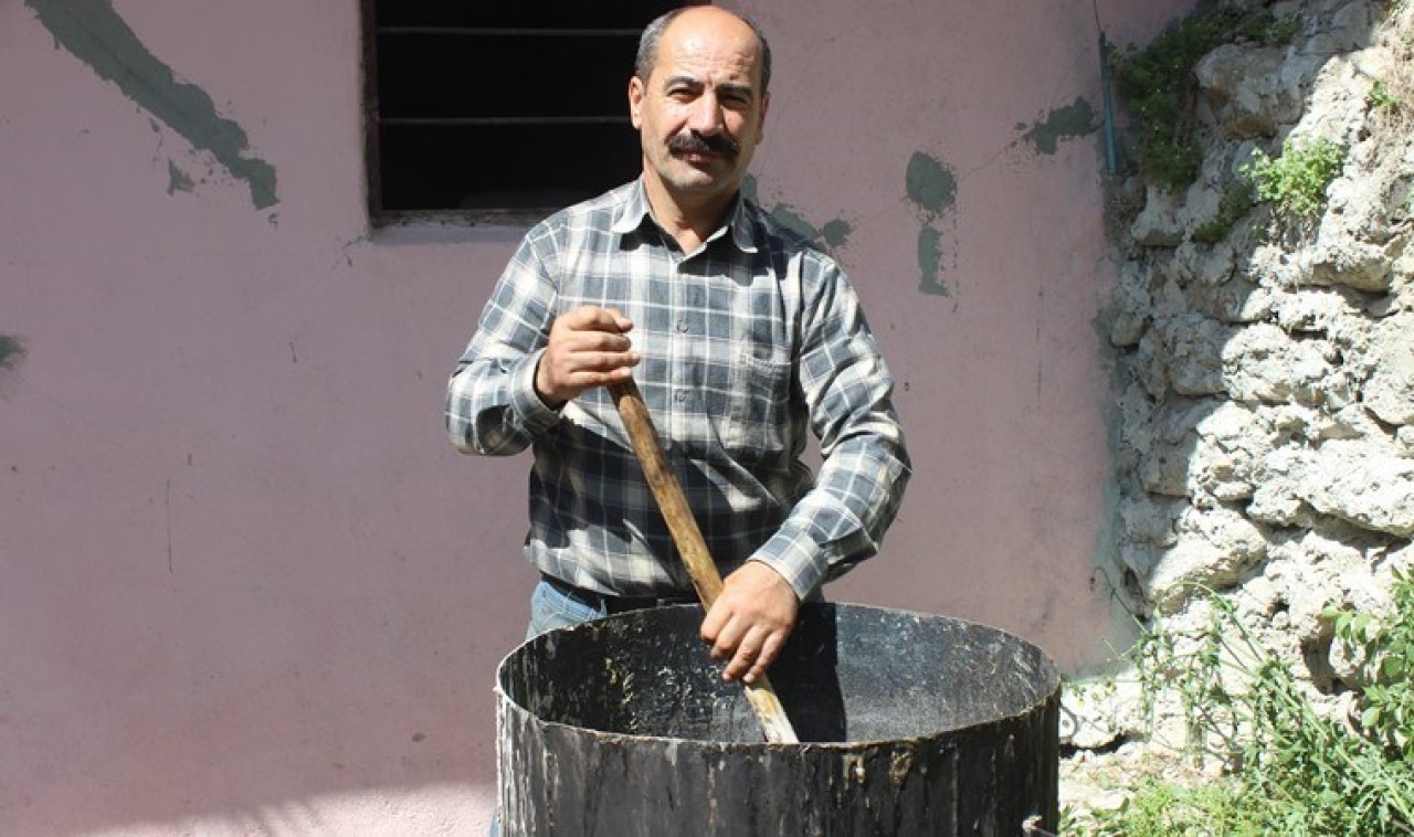 Ağaçtan topluyor kazanda kaynatıyor. Egzama kepek kalmıyor,  saçlar gürleşiyor. Kilosu 450 liraya kapışılıyor