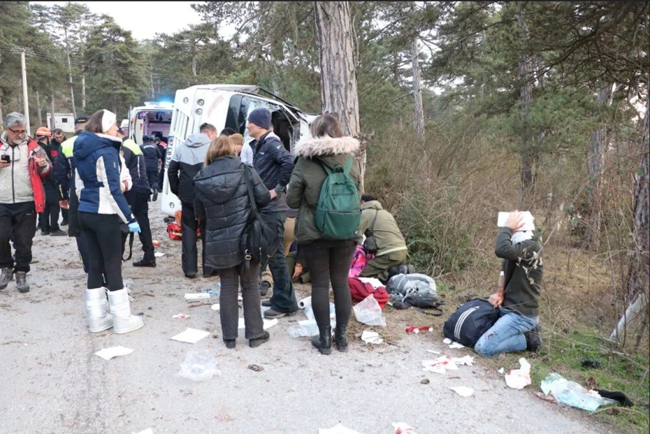 Bolu'da minibüs devrildi: 14 yaralı!