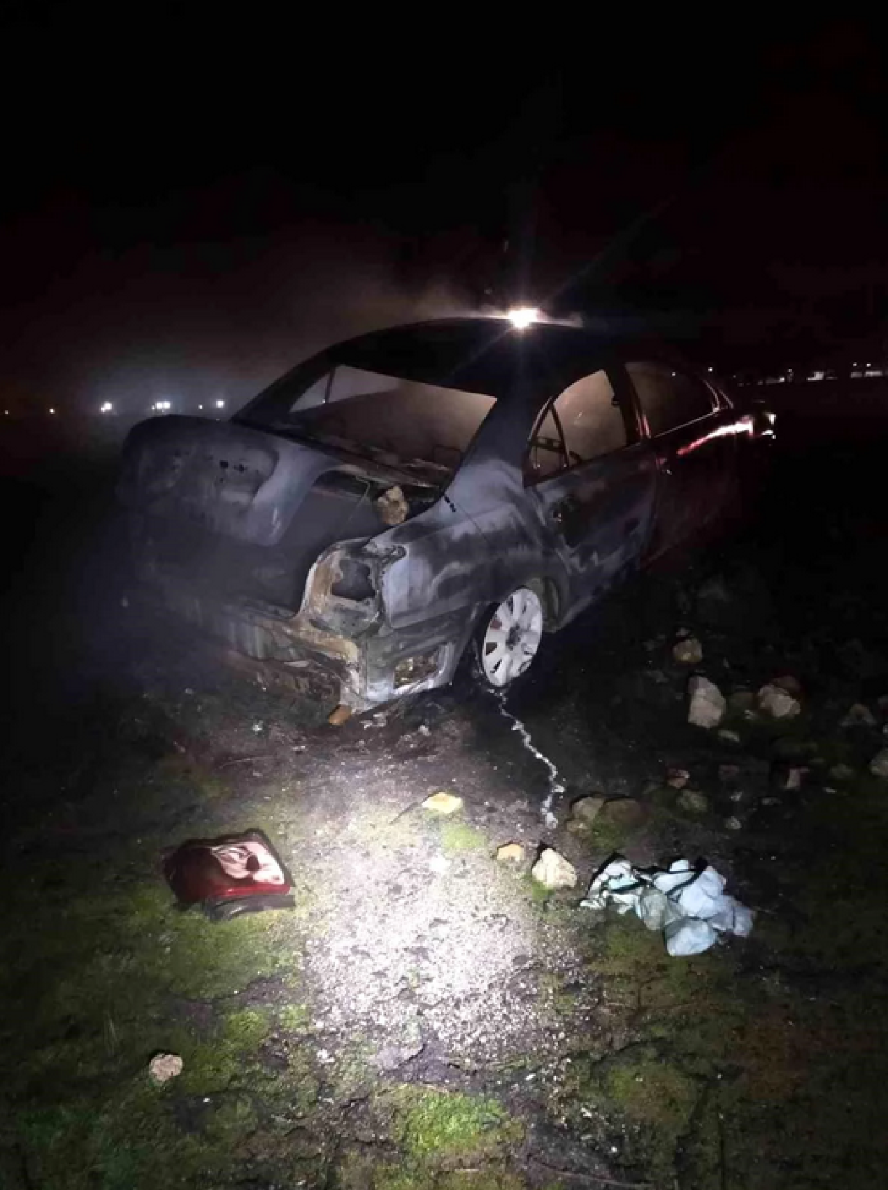 Boş araziye bırakılan otomobil yanarak kullanılamaz hale geldi!