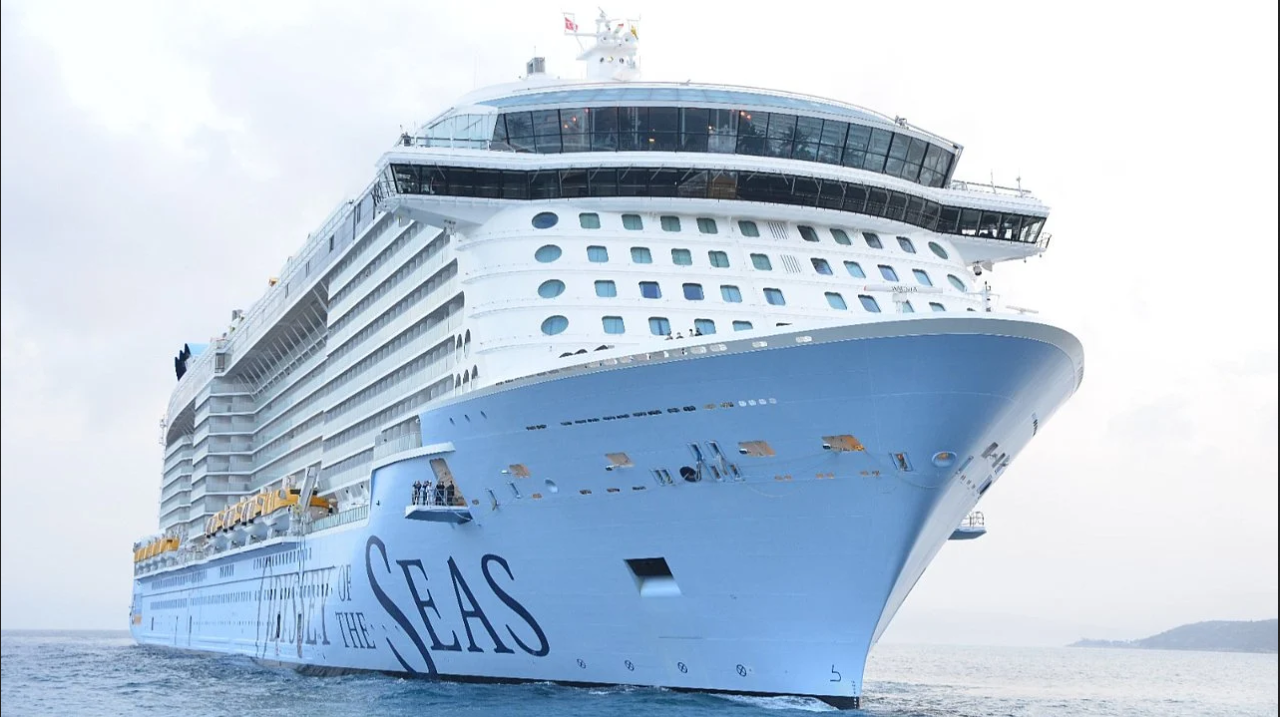 Dünyanın en büyük kruvaziyer gemisi Kuşadası’nda!