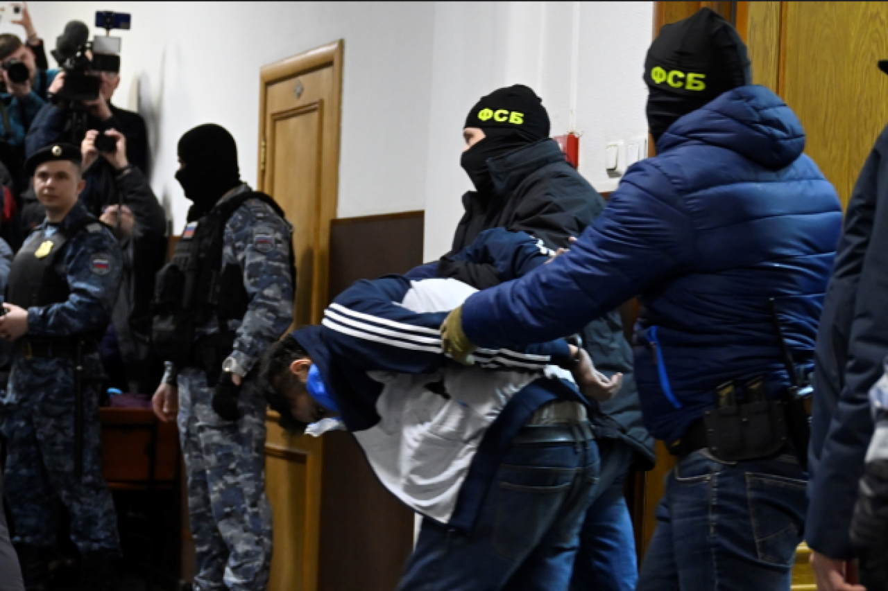 Moskova saldırısını gerçekleştiren teröristler hakim karşısına çıktı! İşte dünyanın konuştuğu fotoğraflar