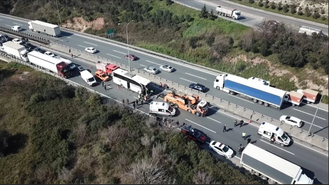 TEM'de zincirleme kaza: 1'i ağır 9 yaralı! Ankara yönü trafiğe kapandı