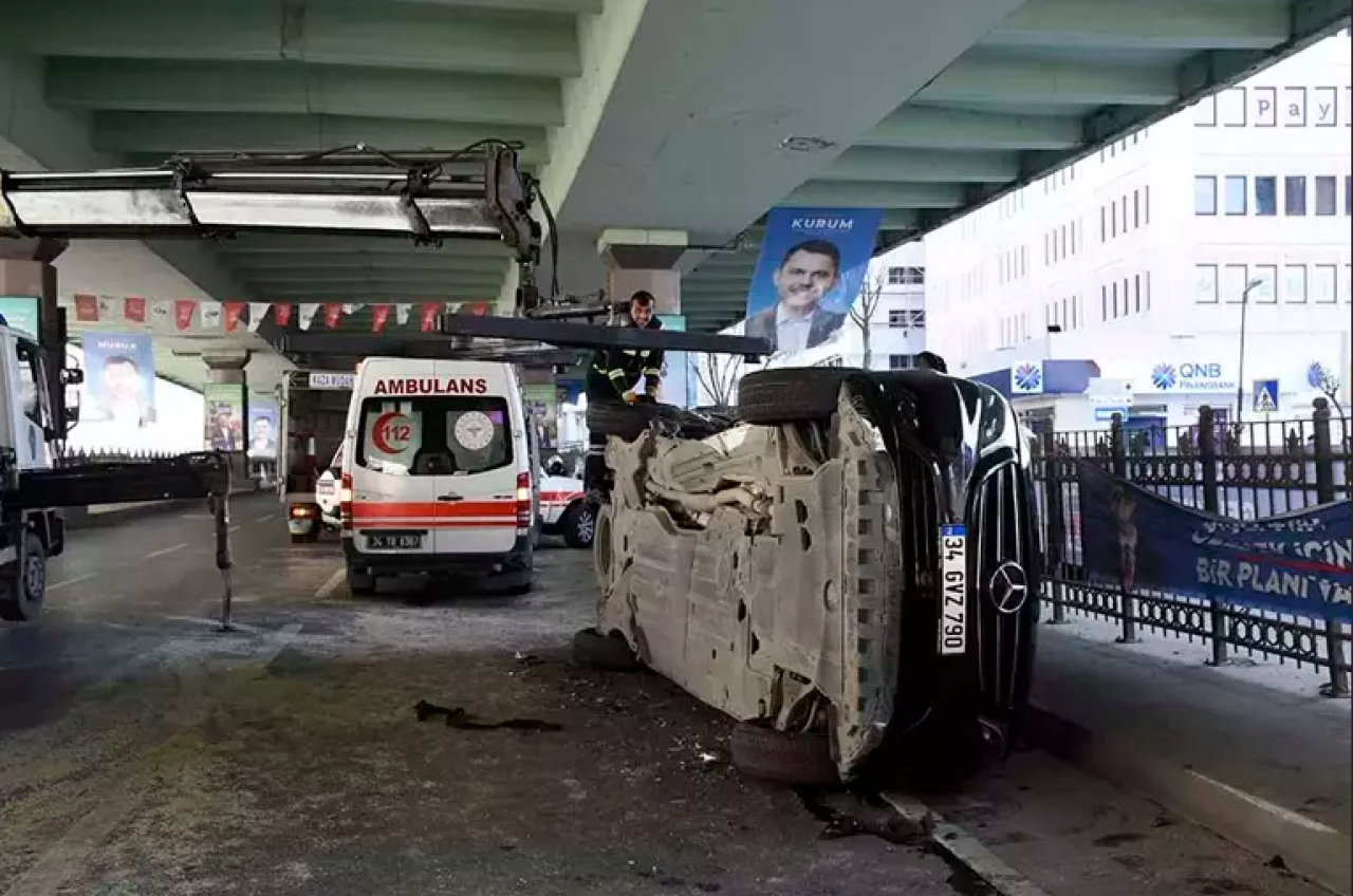 İstanbul'da kaza: Minibüs ile ambulans çarpıştı 3 yaralı!