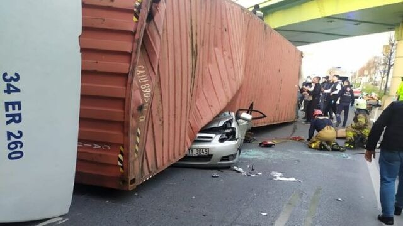 Bakırköy'de TIR otomobilin üstüne devrildi. 4 kişi öldü