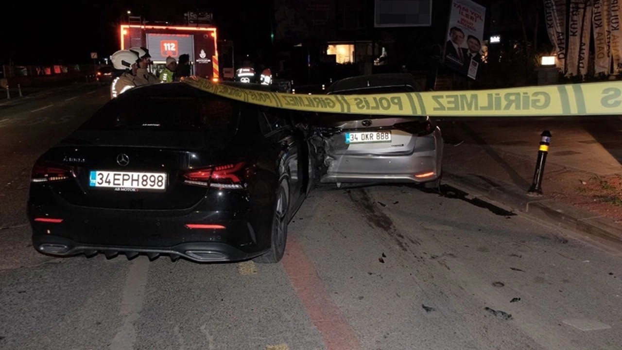 Kadıköy'de park halindeki otomobile çarpan araçtaki Gizem Demirbilek ve Miray Çetinkaya yaralandı